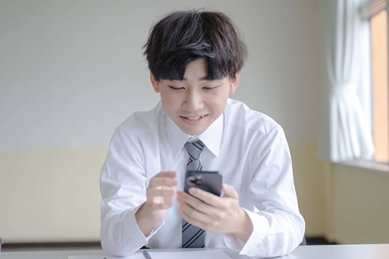 スマホをいじる男性