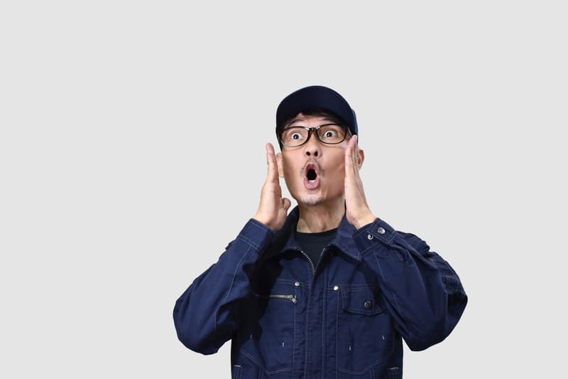 男性が驚愕している画像